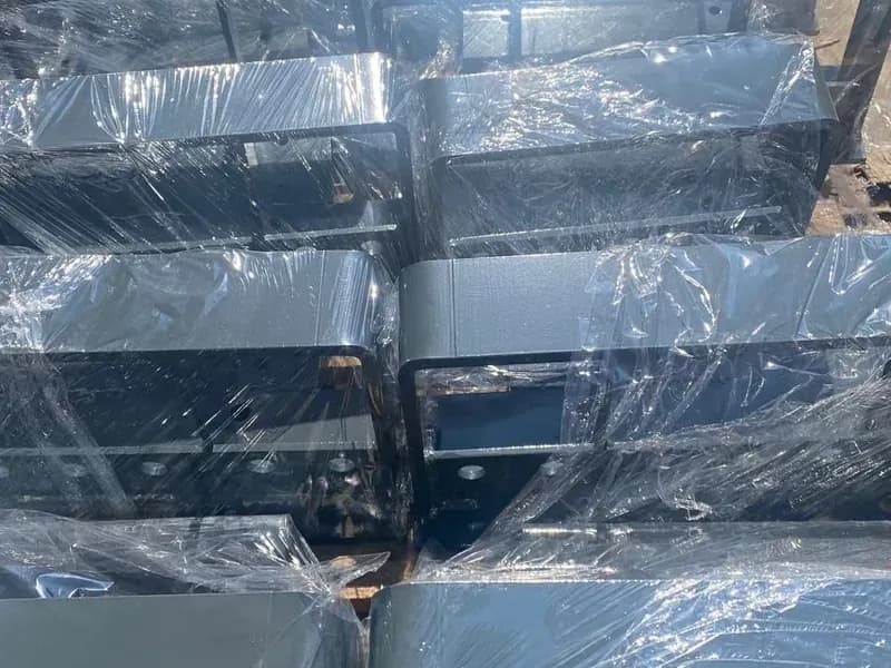 Streçlenip sevkiyata hazırlanmış, aynı ölçüde toz boyalı parçalar