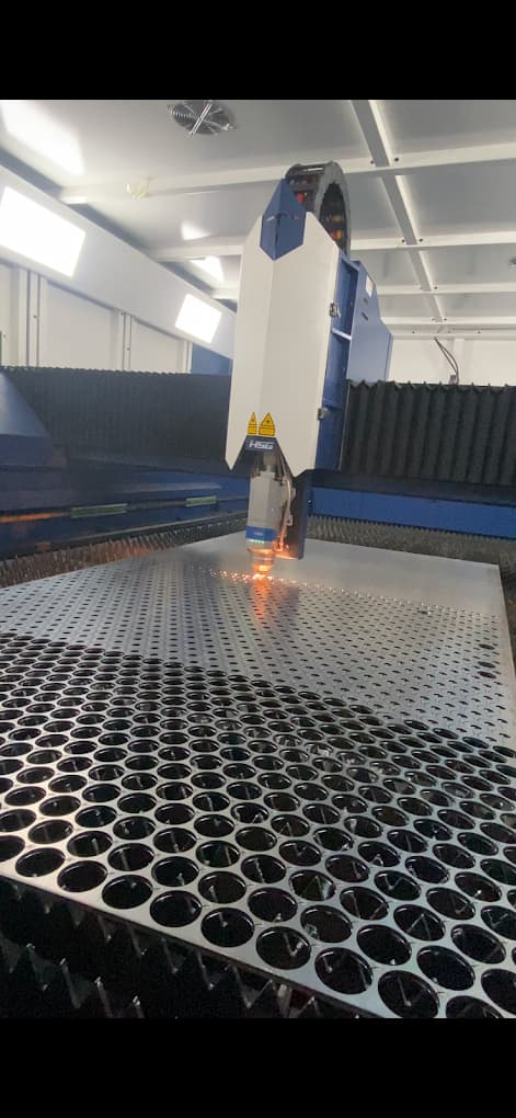 Fiber lazer başlığı delikli sac keserken