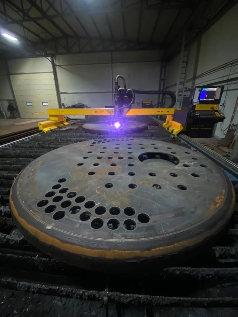 Atölyede Ajan CNC plazma kesim tezgahı ve kumanda ünitesi