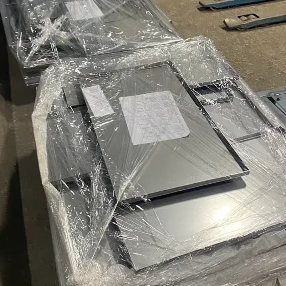 Streçle paketlenmiş, sevkiyata hazır sac panel parçaları