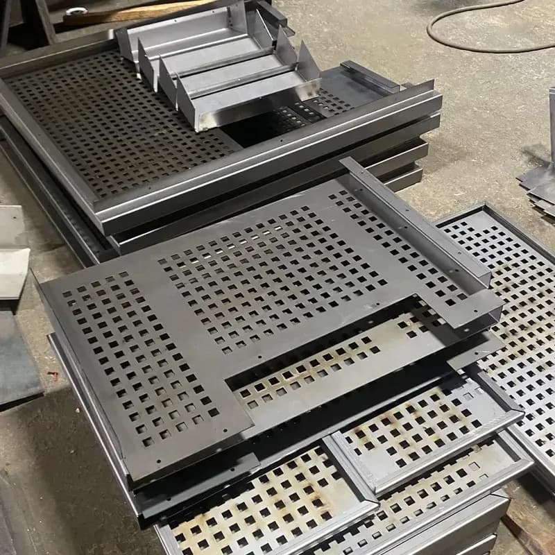 Kare delikli, bükülmüş ince sac pano gövde ve kapak parçaları