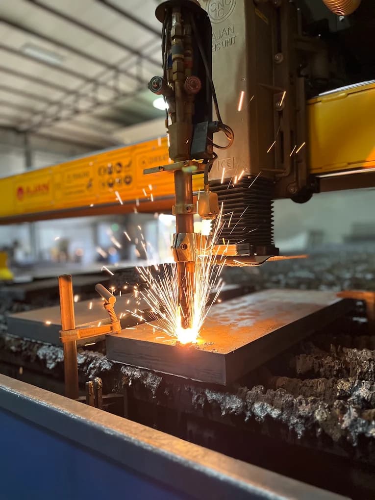 CNC Plazma ve Oksijen Kesim — 3000 × 12000 mm tabla · 100 mm'ye kadar